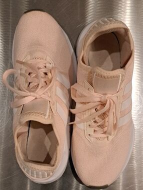 Nwot ADIDAS SWIFT RUN women's Pale Pink/white Running Sneakers. Sz 9